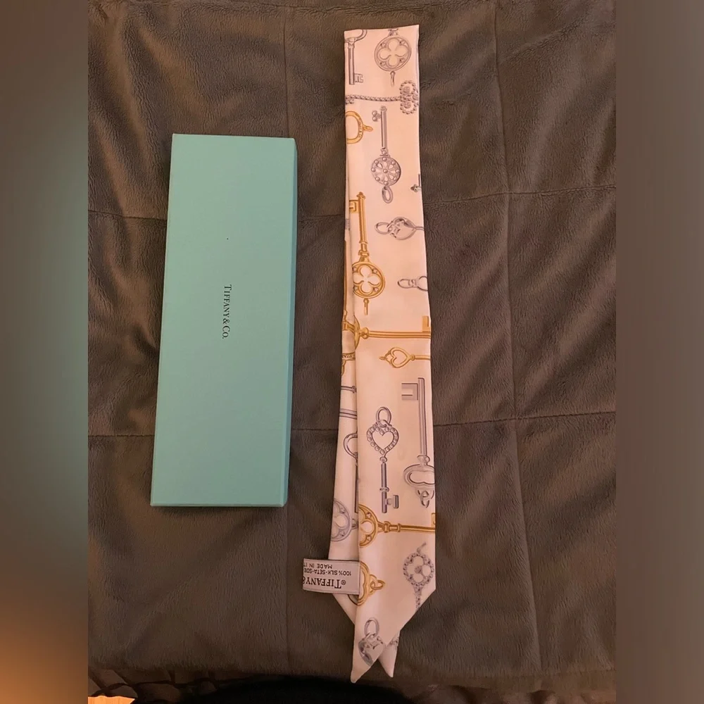 NWT. Tiffany&Co Silk White Scarf Tie/ Twilly Silver Gold Keys Charms - Picture 2 of 8